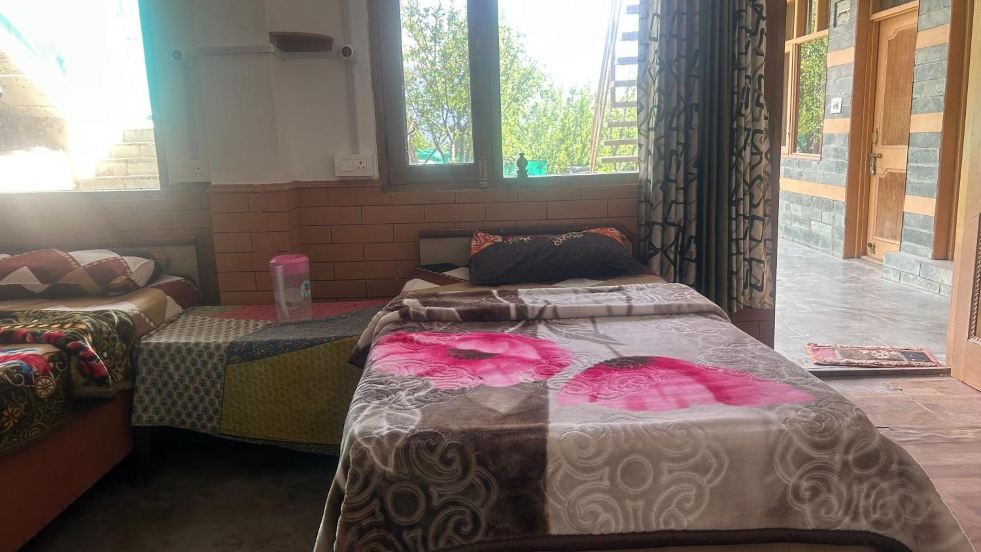 מנאלי Sunface Homestay מראה חיצוני תמונה